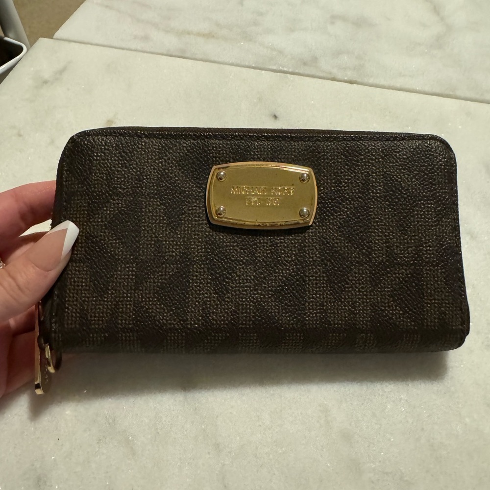 Michael Kors Signature Print Zippy Wallet